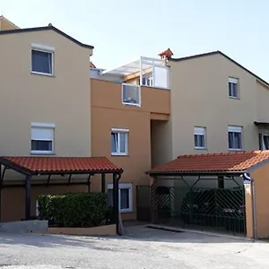 Piranesi With A Parking Space , Pula Kroatië